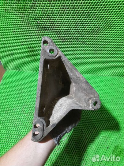 Кронштейн двигателя правый Audi A4 B5 Ауди А4 Б5
