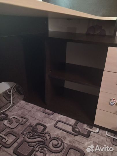 Угловой компьютерный стол