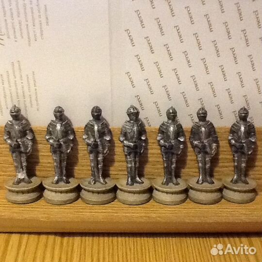 Средневековые рыцари в доспехах шахматные фигурки