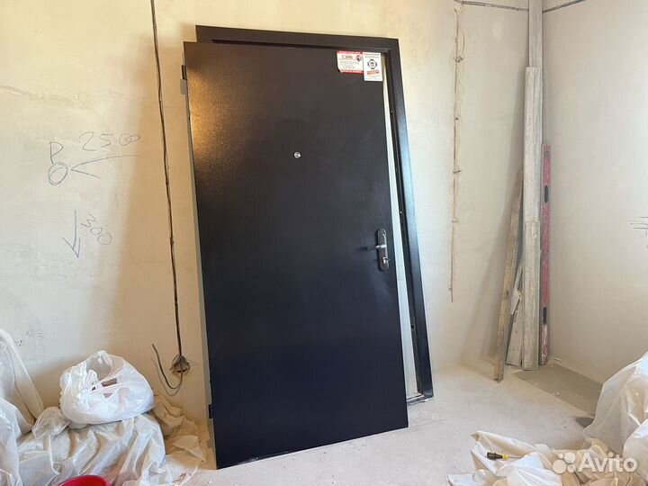 Дверь входная новая металлическая
