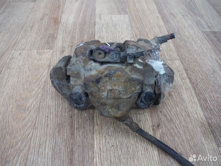 Суппорт передний левый Mercedes E W210 1997