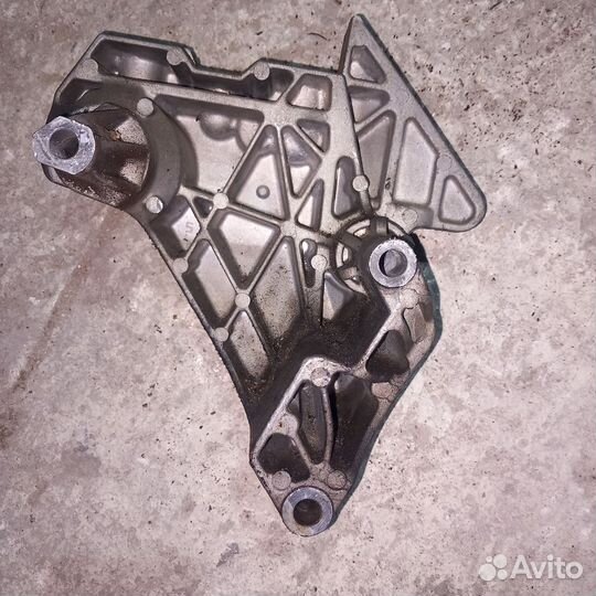 Audi a4 b7 кронштейн двигатель 06F199207H