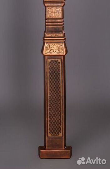 Крест надгробный каменный с цветником