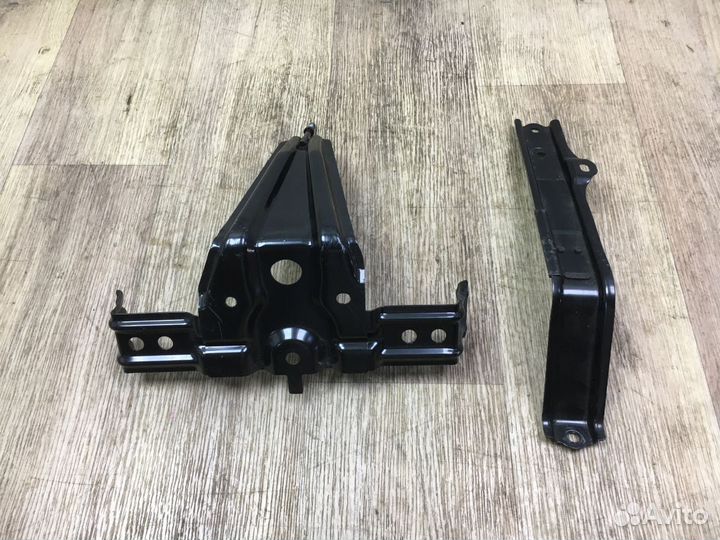 Крепление аккумулятора Toyota Prius III (2009—2011)