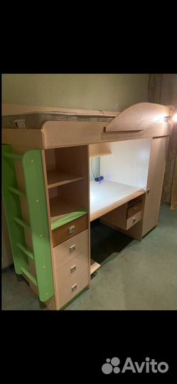 Кровать чердак со столом и шкафом