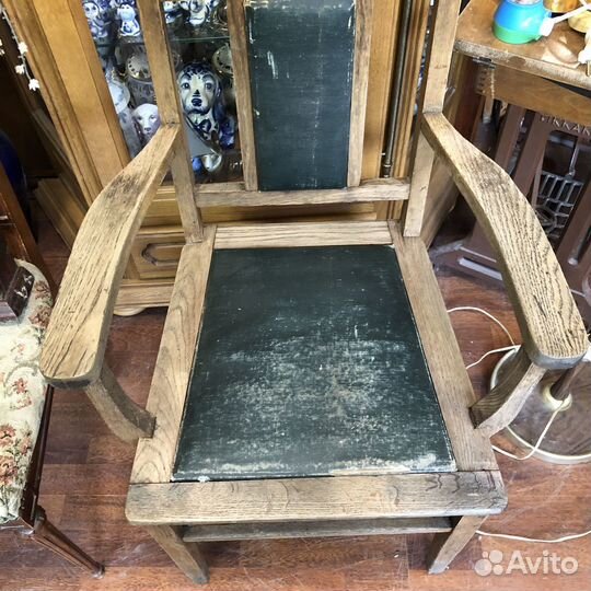 Стул с подлокотниками дубовый