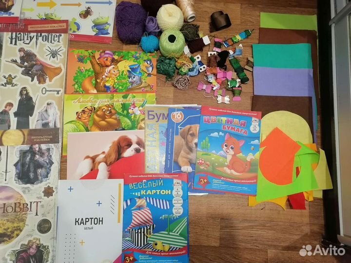 Цветная бумага, альбомы, нитки, наклейки, фет