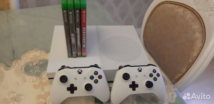 Xbox one S + 2 геймпада + 4 игры