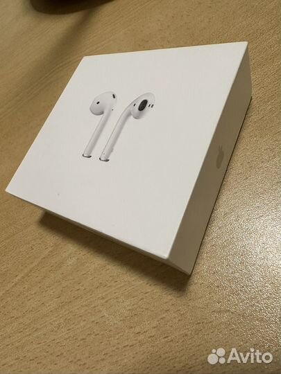 Коробка от AirPoda с кабелем