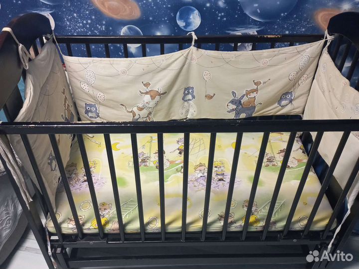 Детская кроватка с маятником