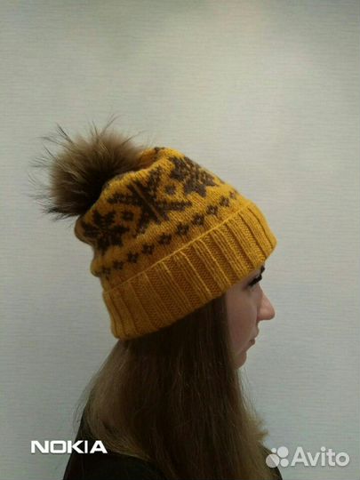 Вязаная зимняя шапка с меховым помпоном