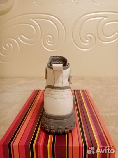 Продам женские ботинки