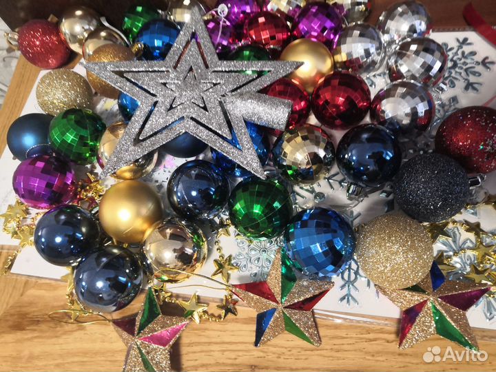 Большая коробка ёлочных игрушек и украшений