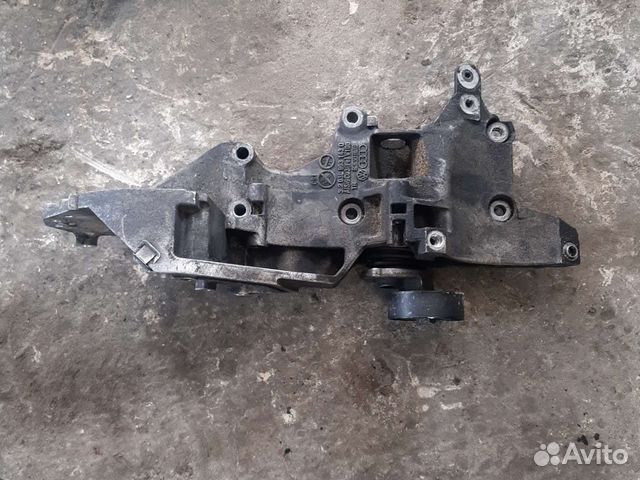 Кронштейн двигателя VW Passat B7 2.0 TDI