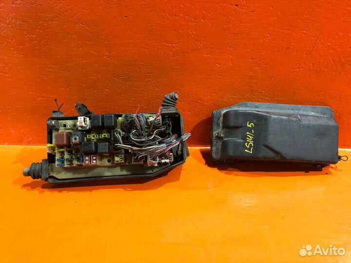 Блок предохранителей подкапотный toyota crown S13