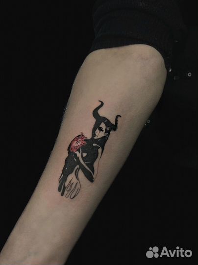 Модель на мини тату