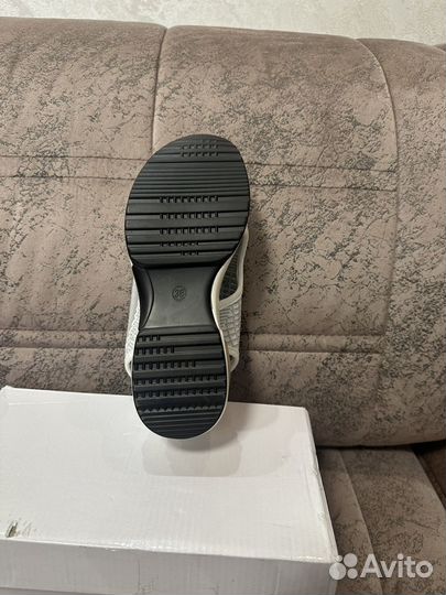 Кроссовки женские