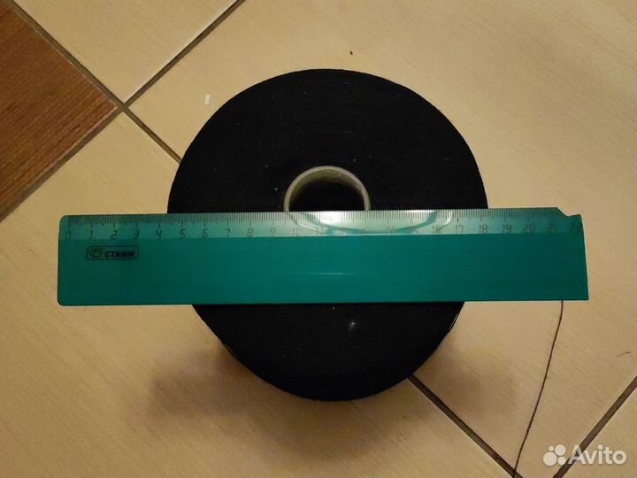 Большая катушка чёрных ниток