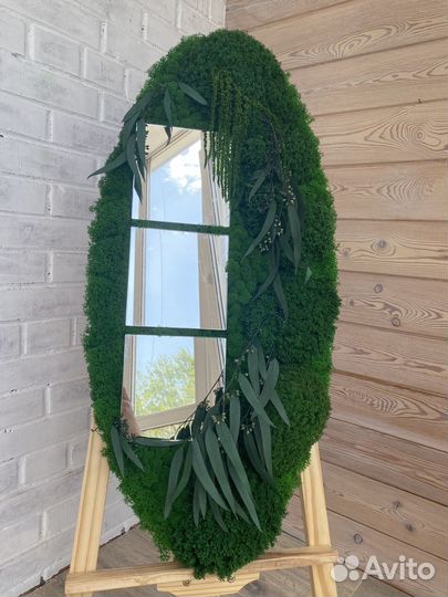 Панно из стабилизированного мха с зеркалом