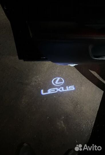 Проекция в двери lexus