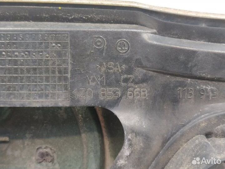 Б/У Б/У Решетка радиатора Европа. Дефект эмблемы