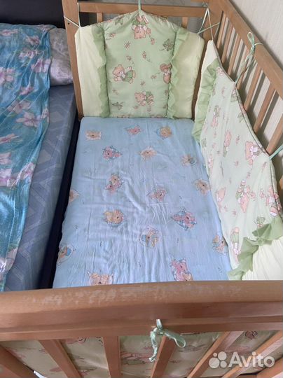 Детская кроватка с маятником