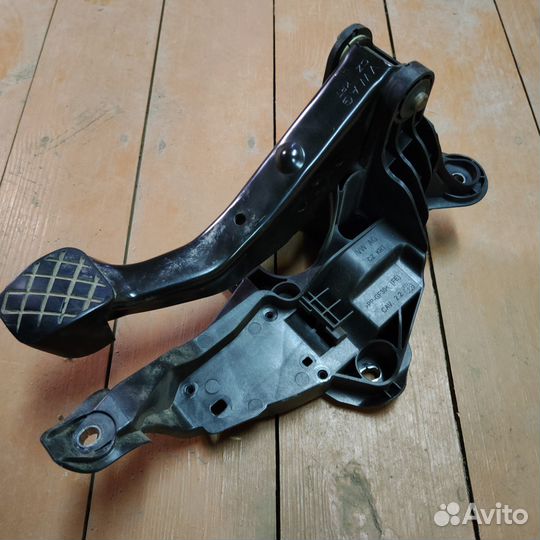 Педаль тормоза Skoda Rapid 6C1721058