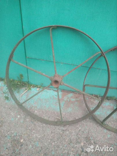 Старинные колеса от телеги, железные