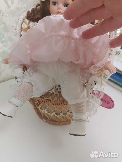 Кукла фарфоровая коллекционная Remeco на кресле