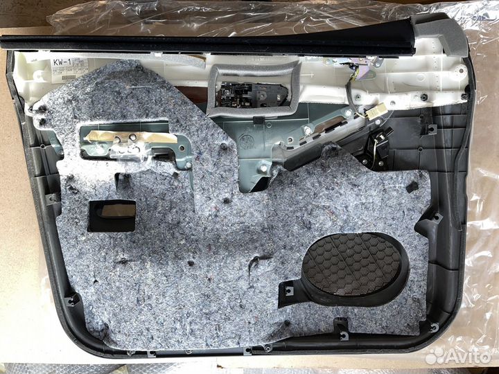 Обшивка пер пр двери toyota LC120 676106A110B0