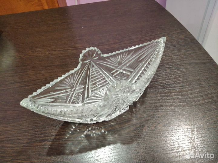 Хрустальный салатник в форме лодочки