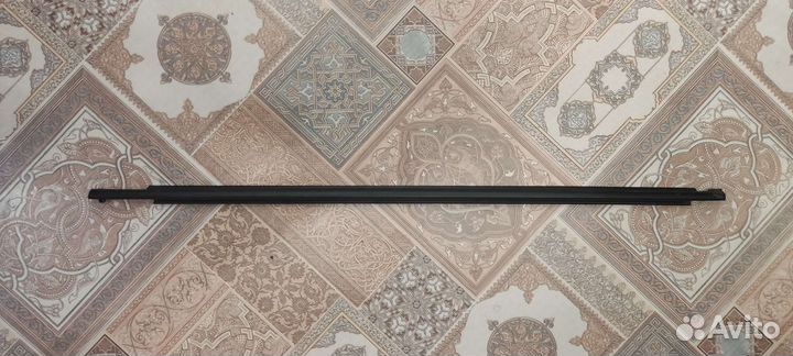 Молдинг стекла двери Wish 2 поколение