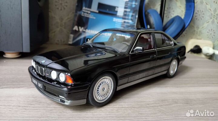 BMW E34 M5 Phase I OT690 1/18 otto