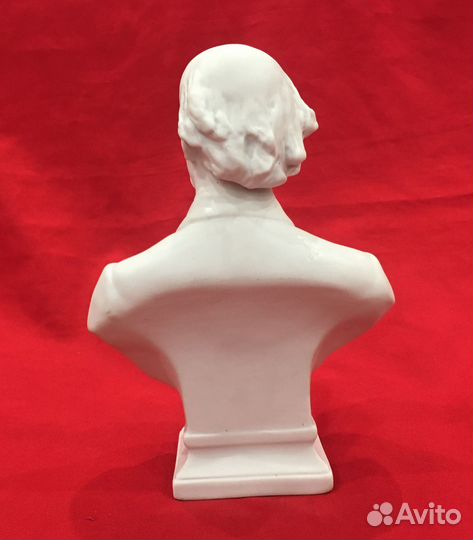 Бюст. Некрасов Николай Алексеевич. СССР