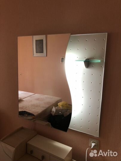 Зеркало с подсветкой и стеклянной полочкой