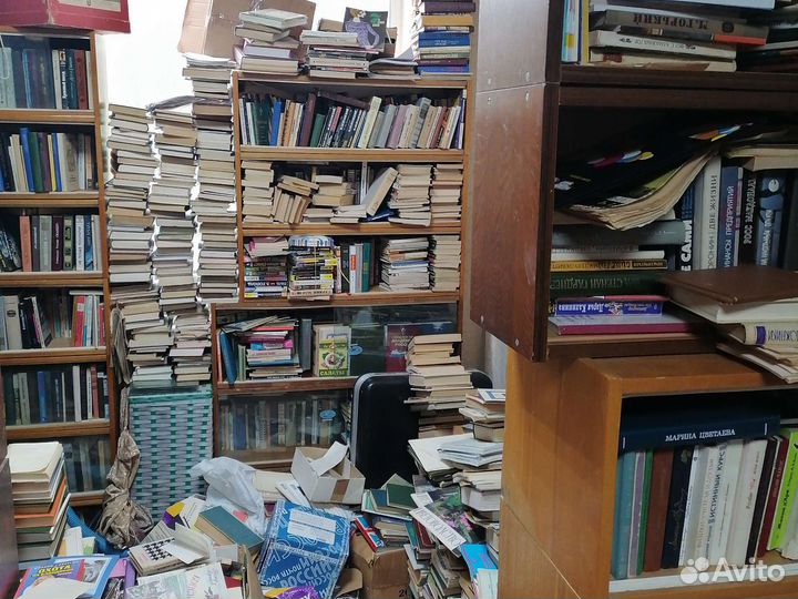 Около 10000 книг