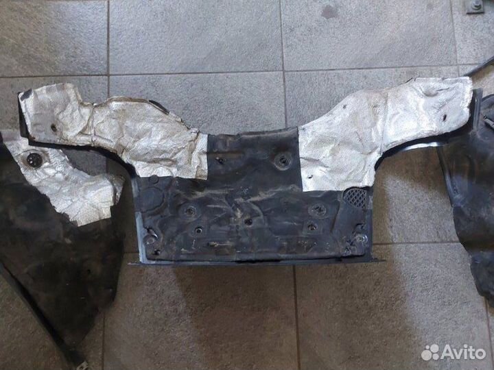 Накладка Audi Q7 внедорожник 3.6 2007