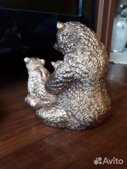 Медведица с медвежатами