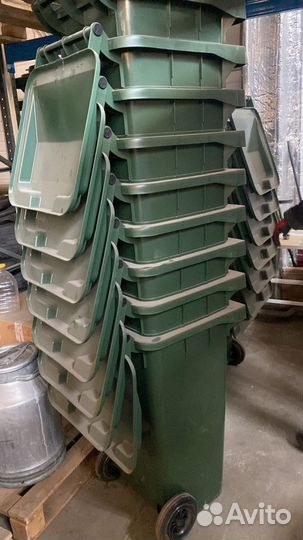Бак мусорный с крышкой на калёсах120л (новый)
