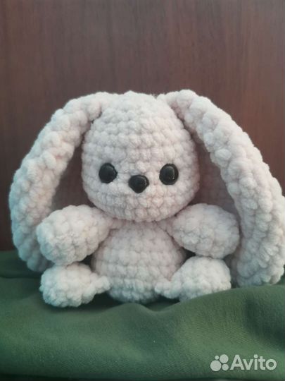Плюшевый зайка вязаный