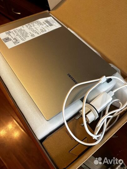 Ноутбук новый Samsung Galaxy Book NP750 Silver