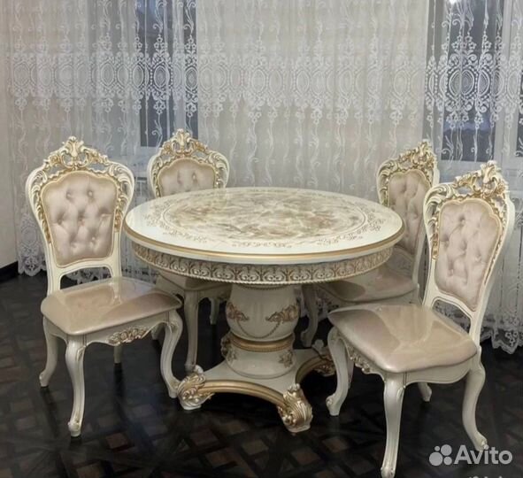 Стол со стульями