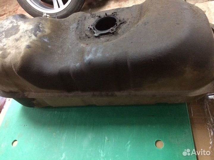 Продам бензобак Митсубиси л200