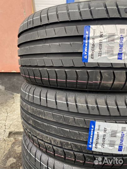 Triangle EffeXSport TH202 225/45 R19 96Y