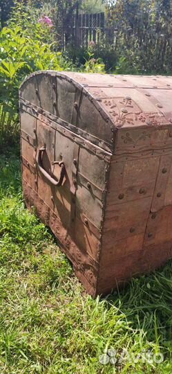 Сундук старинный