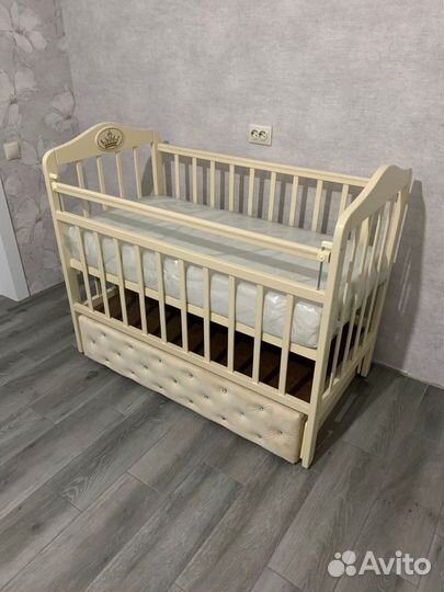 Детская кроватка с маятником