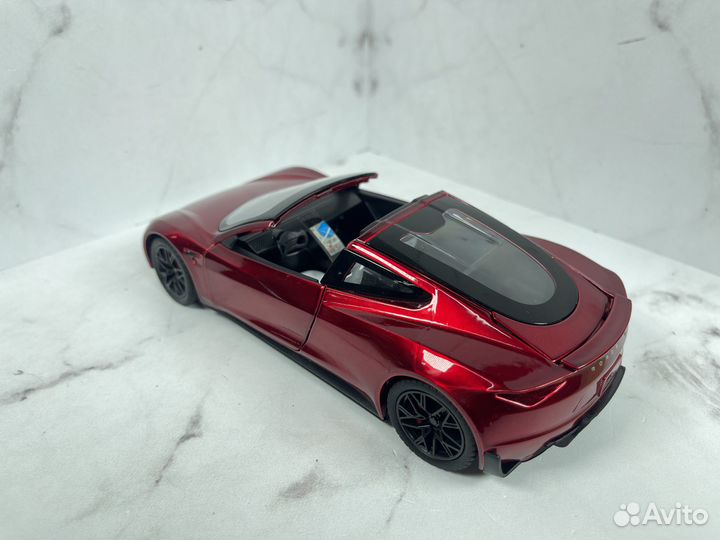 Модель машины Tesla Roadster 1:24 Красная