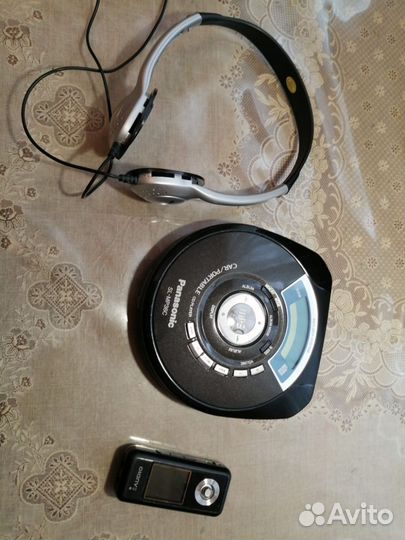 Проигрыватель дисков мп3 и наушники