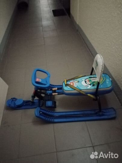 Детский снегокат со спинкой