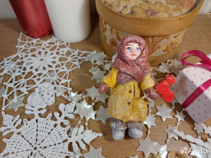 Елочная игрушка Девочка с петушком